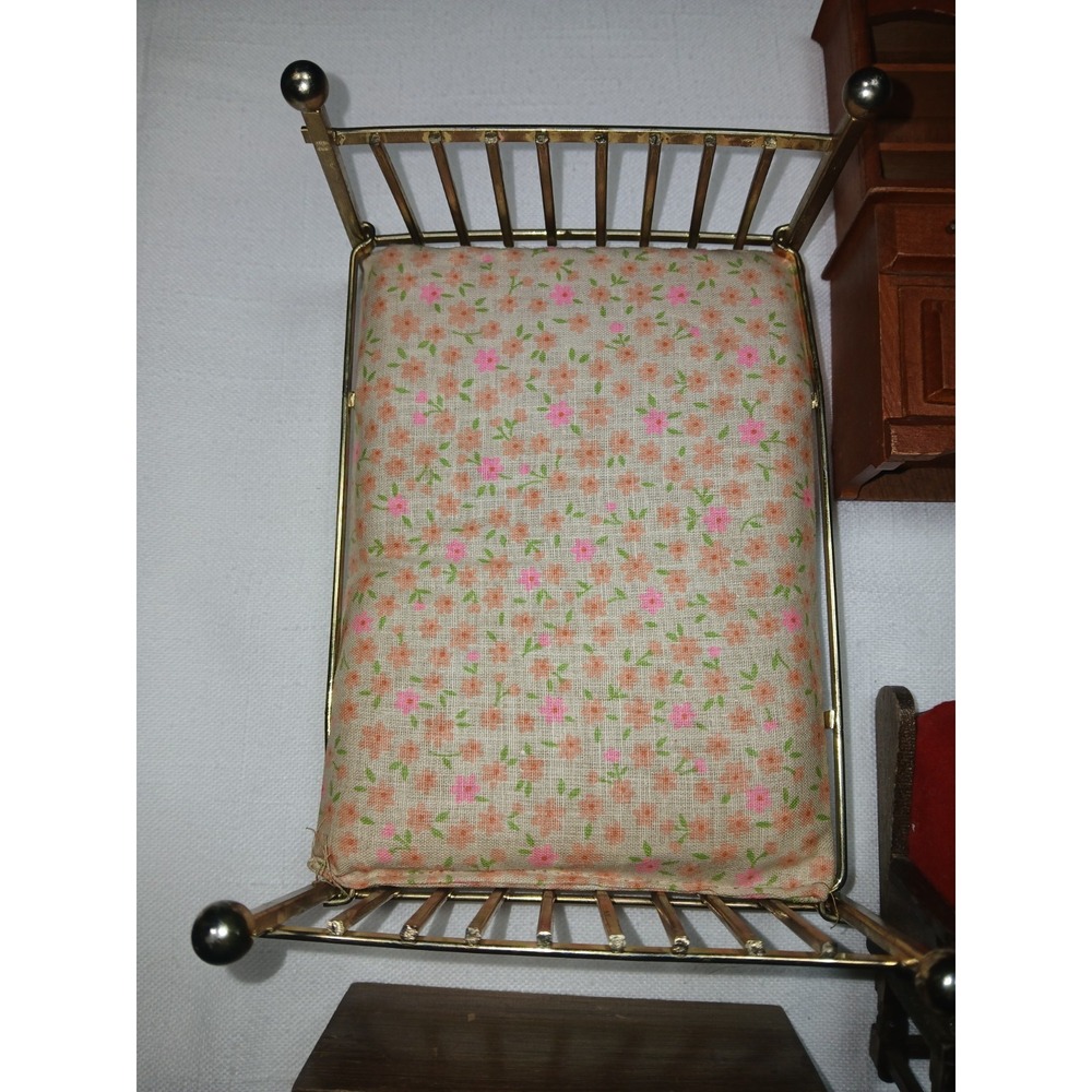 Vtg Miniature Dollhouse Wooden Wingback Living Room Set Sofa & 2 Chairs /Bed Lot - Picture 3 of 16